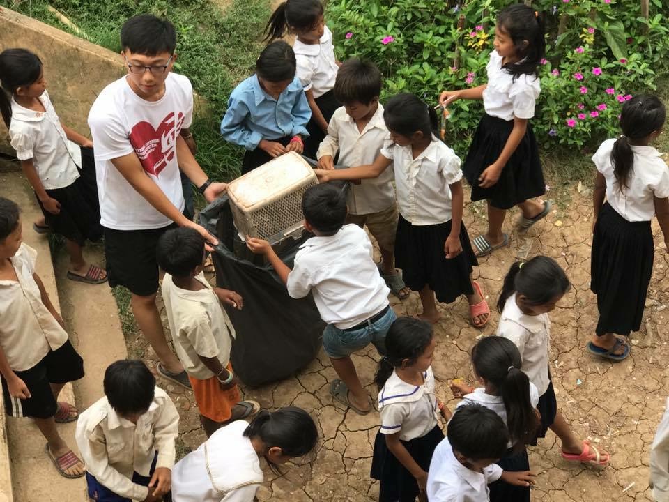 團員楊大慶在Preak Kmeng小學帶著學生落實垃圾分類，維持校園好環境!